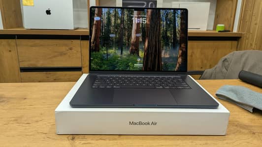 MacBook Air M4 2025 15" 16/256  like new Box charger with warranty
