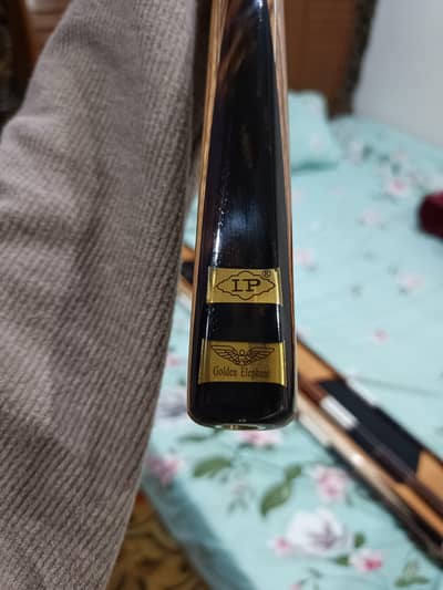 LP Golden Elephant cue with leather box