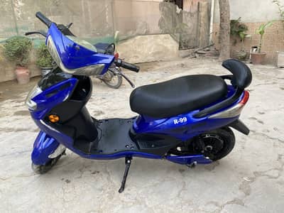 Road King R99 Electric Scooty