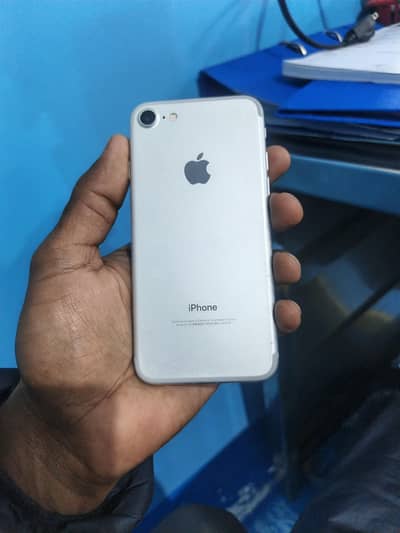 I M SELLING I PHONE 7