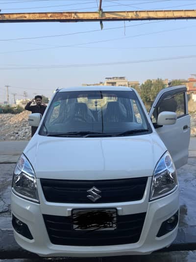 Mujy aik larka chaiy hai wagnor new gadi hai.