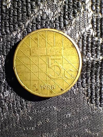 1988 Netherlands 5 Gulden coin featuring Queen Beatrix.