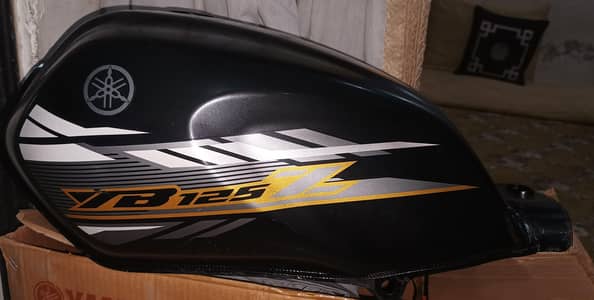 Yamaha ybz 125 2020. Fuel tank and side cover with stand