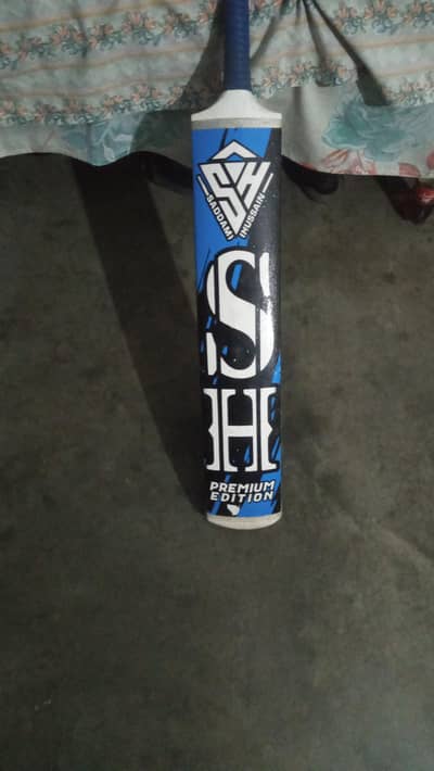HS brand cricket bat