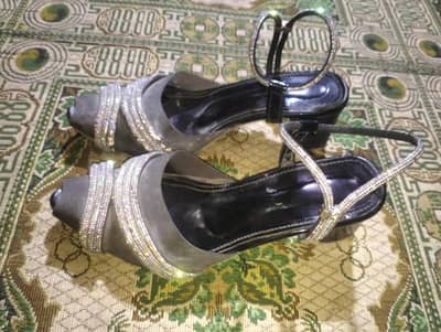 it's black gorgeous heel 