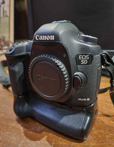 CANON 5D MARK III COMPLETE BOX WITH BATTERY GRIB COMPLETELY BOX