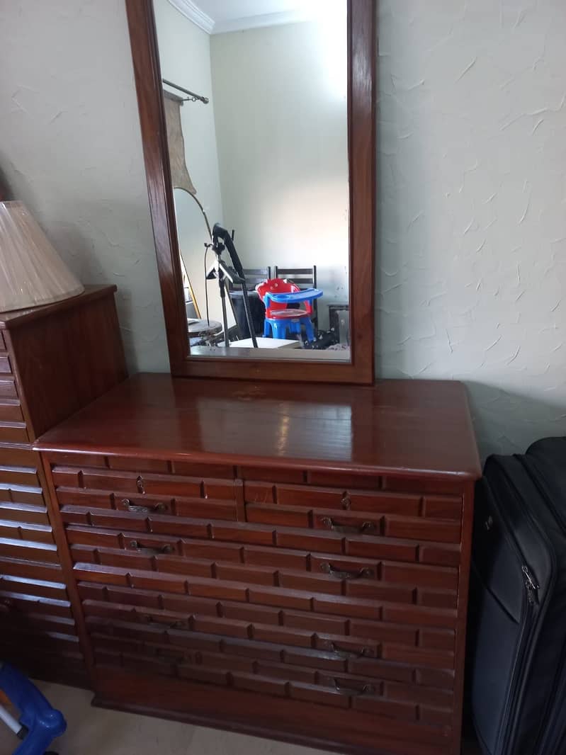 Coffee table and dressing table 0