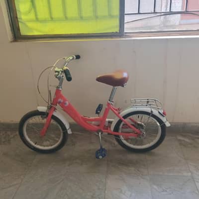 چھوٹی بچیوں کی سائیکل اچھی حالت میں ہے