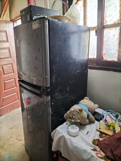 large size fridge ha chalne me bhut axa ha new condition me ha