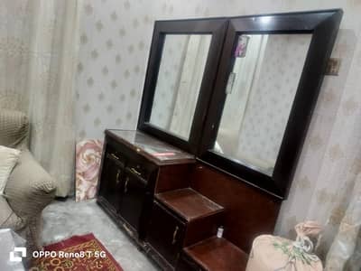 darseing table Hai  jasey nay lyane batya