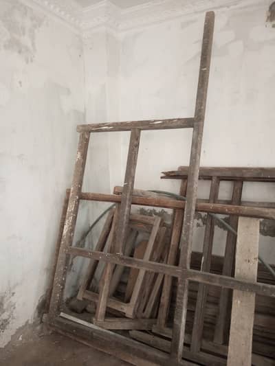 چوکھٹ: دروازے کا فریم۔ پھٹے: لکڑی کے تختے۔