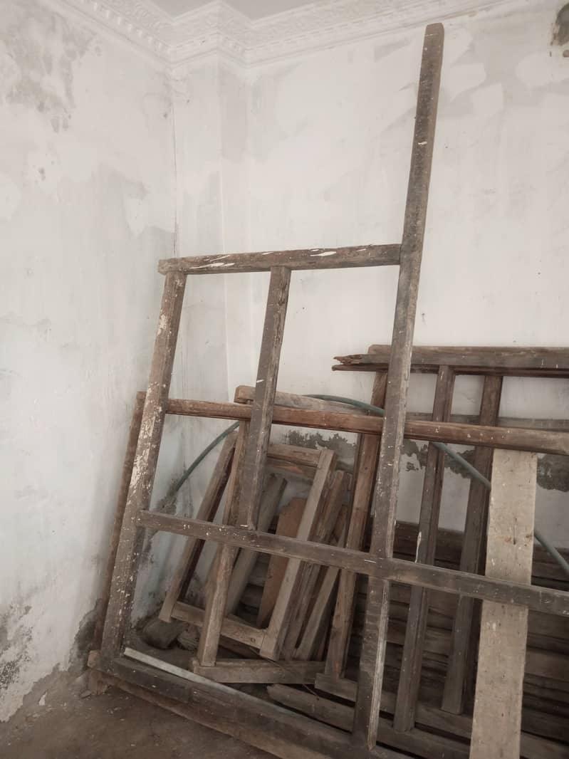 چوکھٹ: دروازے کا فریم۔ پھٹے: لکڑی کے تختے۔ 0