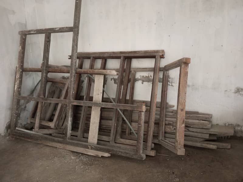 چوکھٹ: دروازے کا فریم۔ پھٹے: لکڑی کے تختے۔ 1