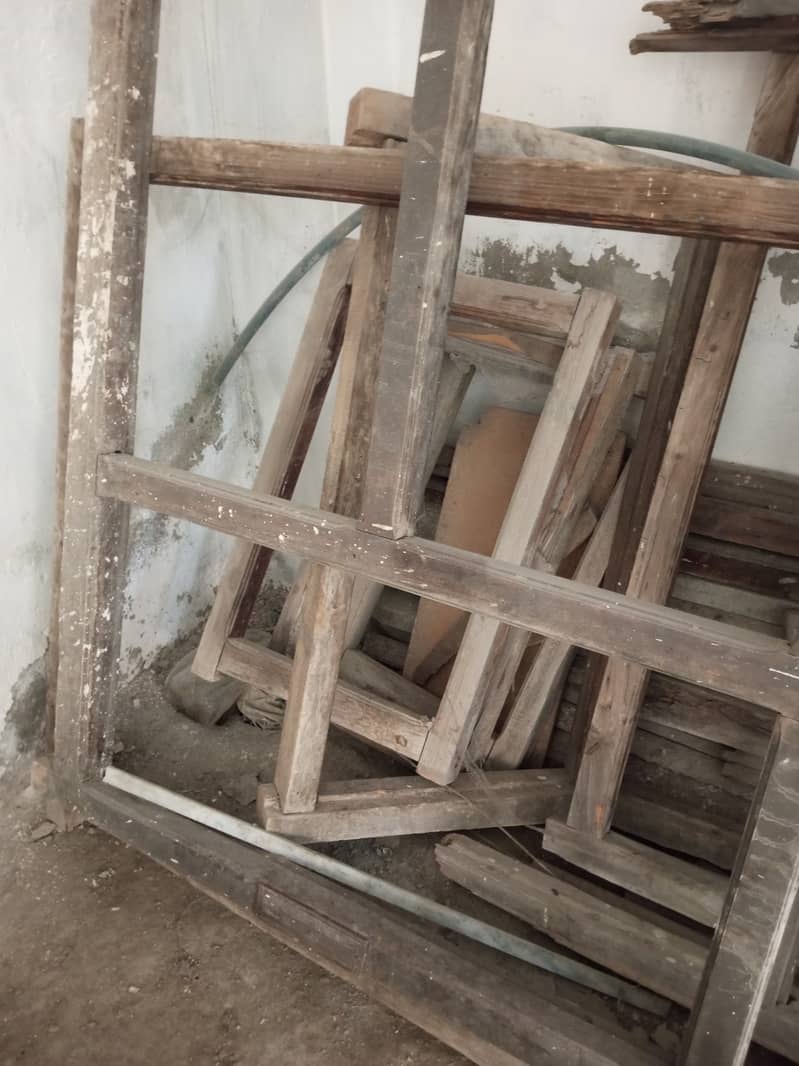 چوکھٹ: دروازے کا فریم۔ پھٹے: لکڑی کے تختے۔ 2