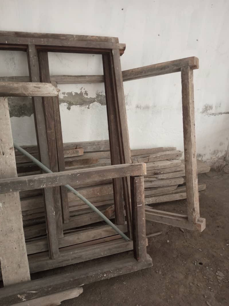 چوکھٹ: دروازے کا فریم۔ پھٹے: لکڑی کے تختے۔ 3