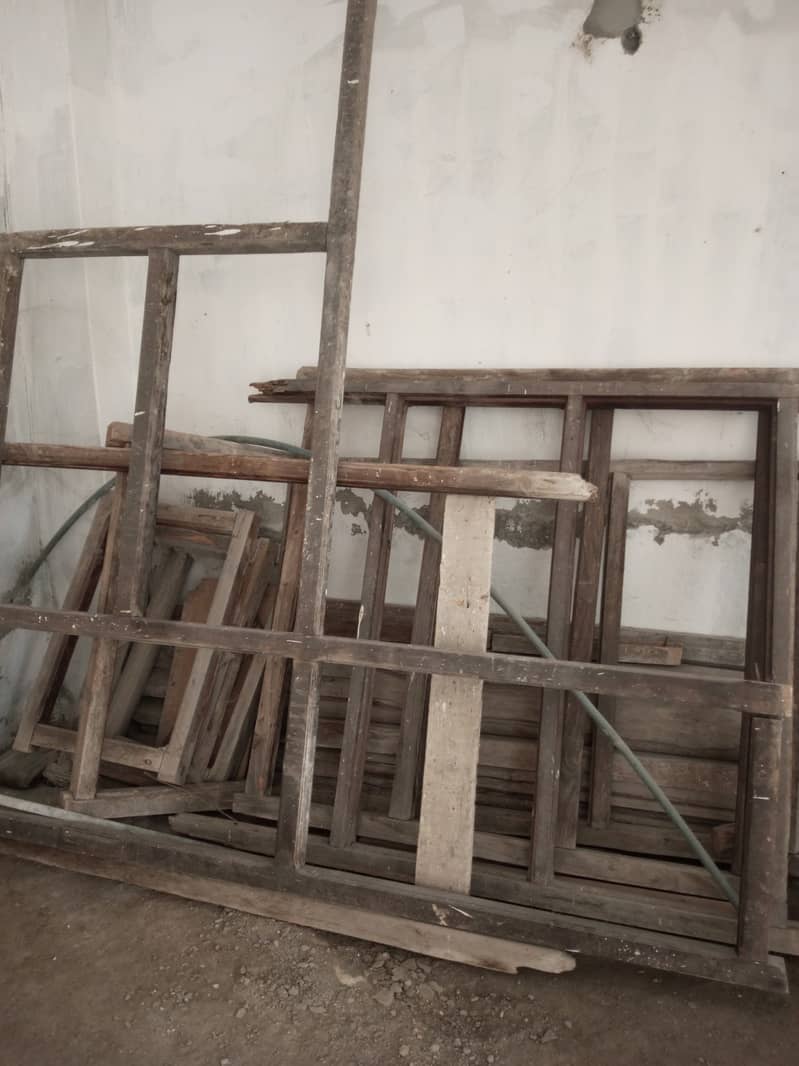 چوکھٹ: دروازے کا فریم۔ پھٹے: لکڑی کے تختے۔ 4