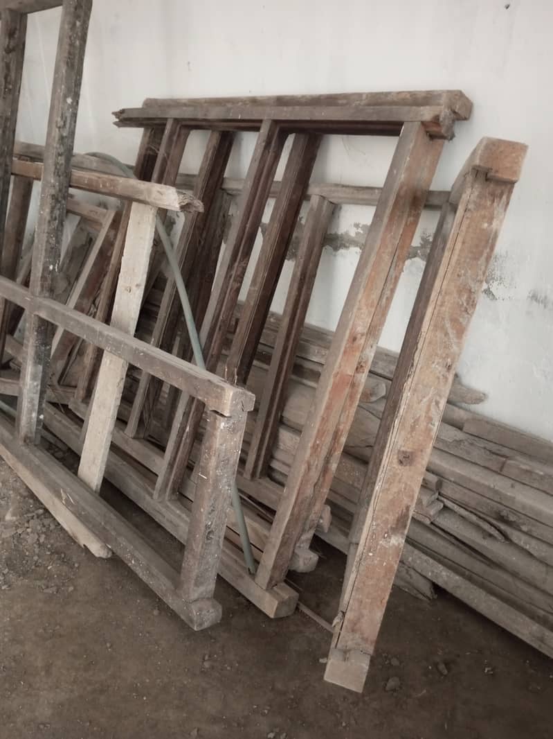 چوکھٹ: دروازے کا فریم۔ پھٹے: لکڑی کے تختے۔ 5