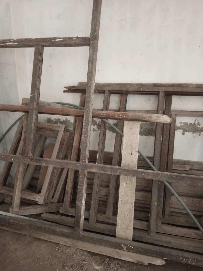 چوکھٹ: دروازے کا فریم۔ پھٹے: لکڑی کے تختے۔ 6