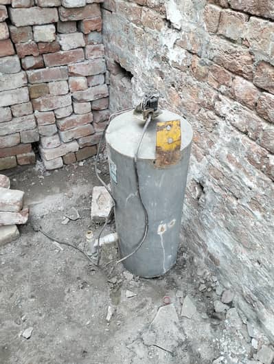 Sarkari pani ki motor ki tanki