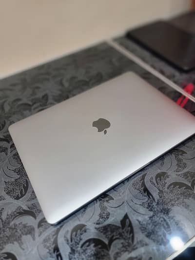 macbook pro m2 8/256 pristine condition
