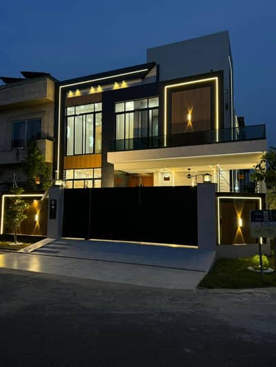 10 Marla Like New House Available For Sale In Bahria Town Lahore.