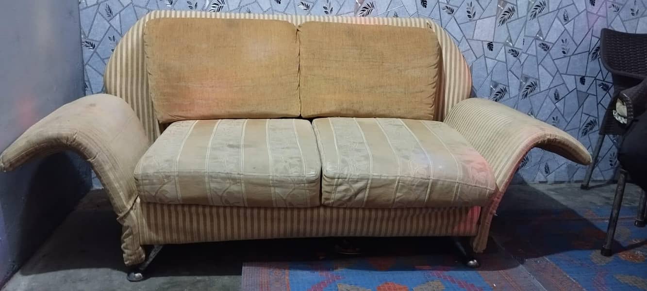 4 seaters sofa set with 4 cushions. 0
