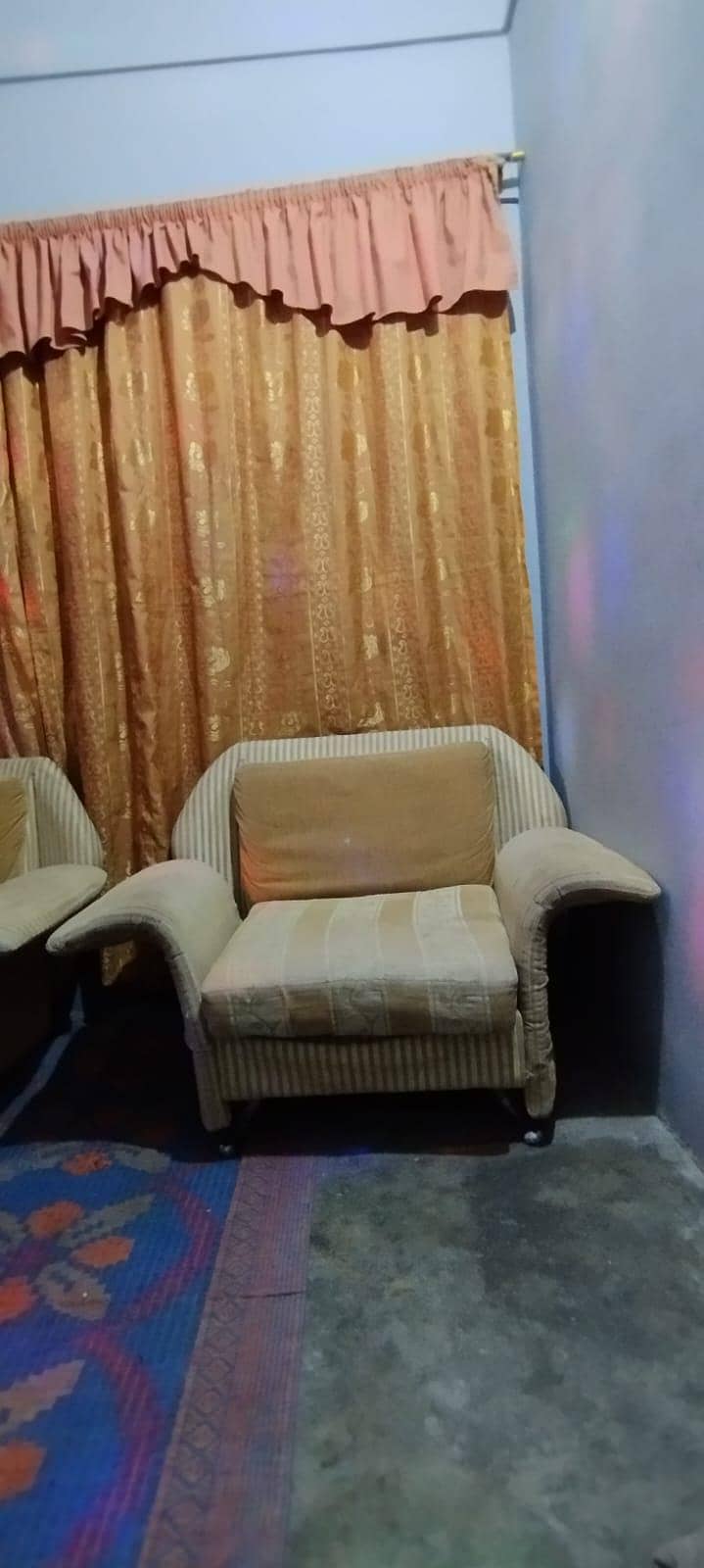 4 seaters sofa set with 4 cushions. 1