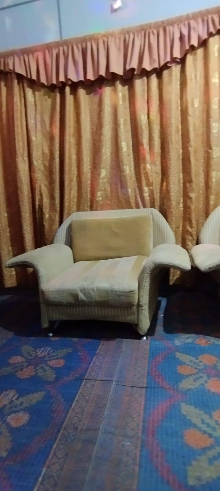 4 seaters sofa set with 4 cushions. 2
