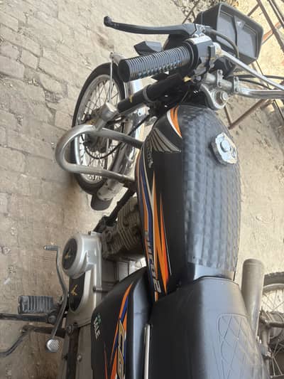 Honda 125  model 18/19 black clr sale papaer ok mera name bike