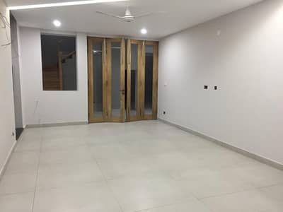 FOR RENT luxury renovated triple storey house 7 Beds F_6/1