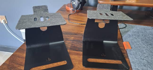 Bookshelf speaker stand