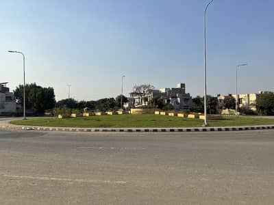 10 Marla Park Facing Possession Plot For Sale In Lake City