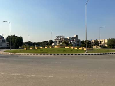 10 Marla Corner Park Facing Luxury Location Plot For Sale In Lake City M-3 Ext 1