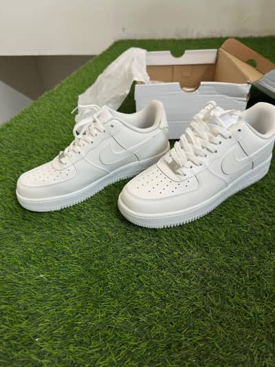 Urgent sale Nike premium white shoes selling cheap