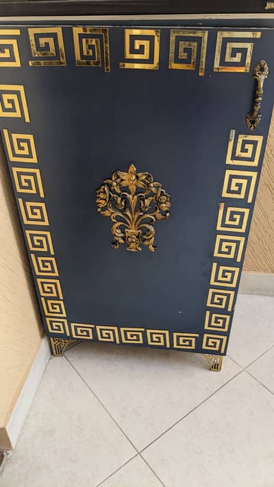 DECORATIVE SHELVES/ CABINET