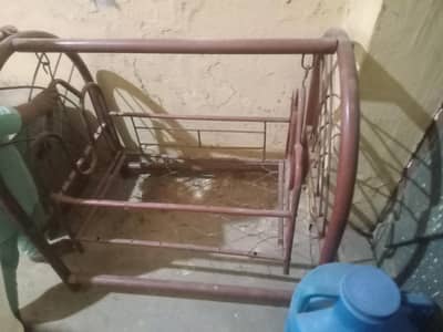 baby iron jhoola foldable in good working conditions