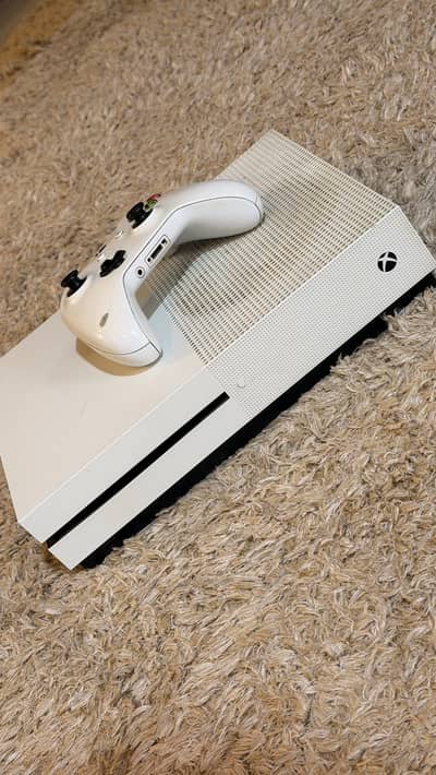 Xbox One S 500gb - 1x controller + GTA 5 Online