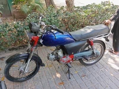 bike okay Islamabad number hai gadi okay