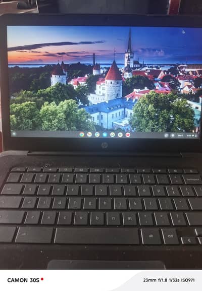 hp ki crombock hai bilkul ok hai lush condition hai 4gm ram 16gb rom