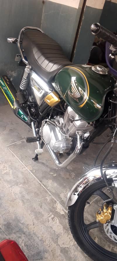 150 سی جی نیو کنڈیشن صرف تین ہزار چلی ہوئی ہے نمبر بھی لگا ہوا ہے