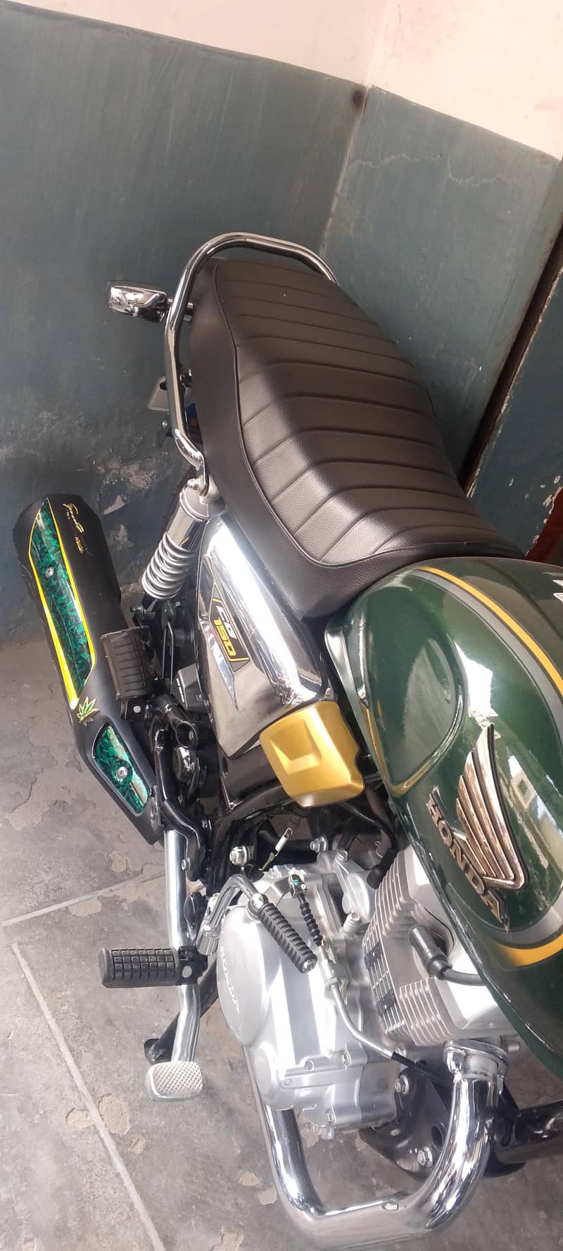 150 سی جی نیو کنڈیشن صرف تین ہزار چلی ہوئی ہے نمبر بھی لگا ہوا ہے 1