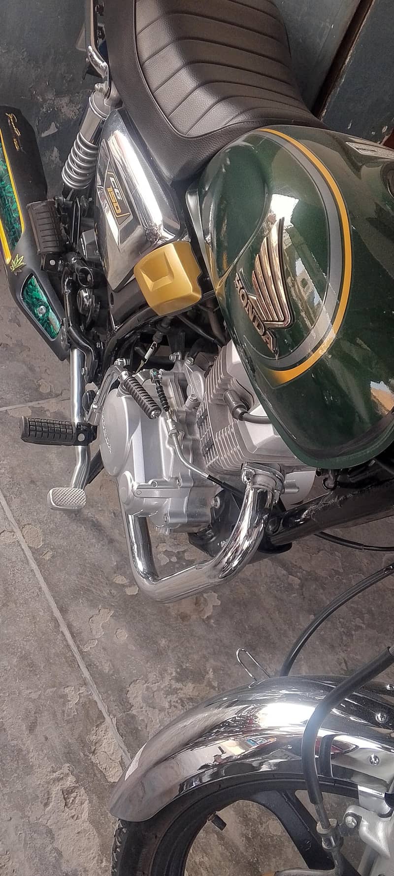 150 سی جی نیو کنڈیشن صرف تین ہزار چلی ہوئی ہے نمبر بھی لگا ہوا ہے 2