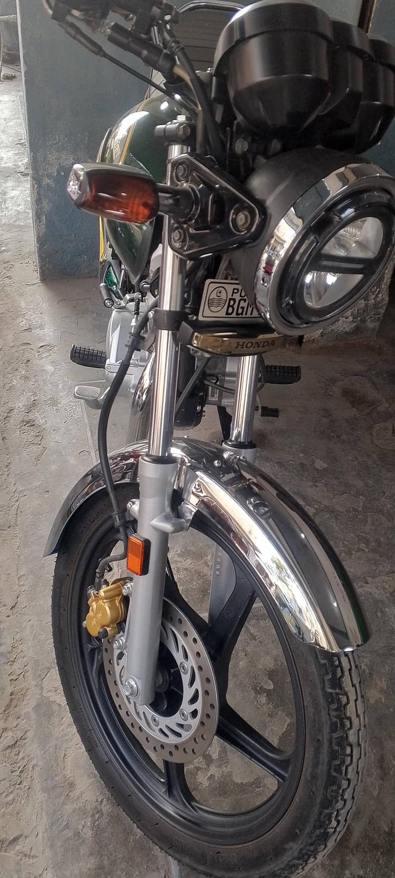 150 سی جی نیو کنڈیشن صرف تین ہزار چلی ہوئی ہے نمبر بھی لگا ہوا ہے 3