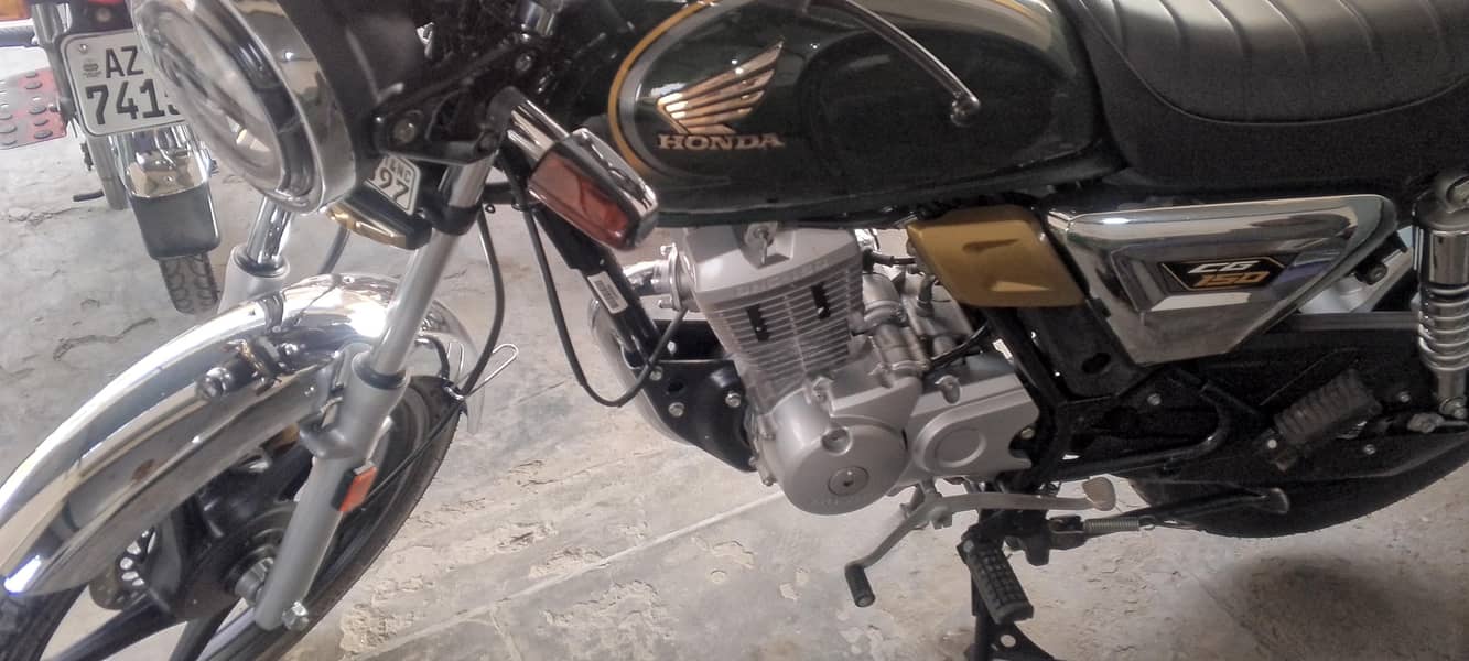 150 سی جی نیو کنڈیشن صرف تین ہزار چلی ہوئی ہے نمبر بھی لگا ہوا ہے 4