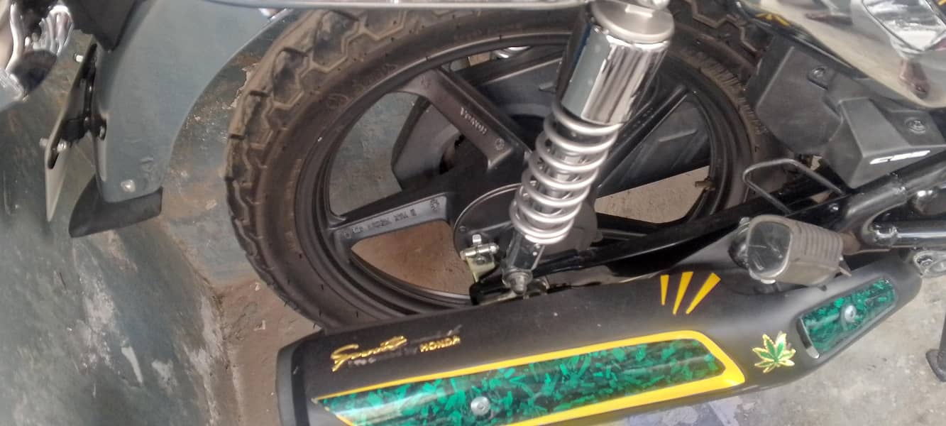 150 سی جی نیو کنڈیشن صرف تین ہزار چلی ہوئی ہے نمبر بھی لگا ہوا ہے 6