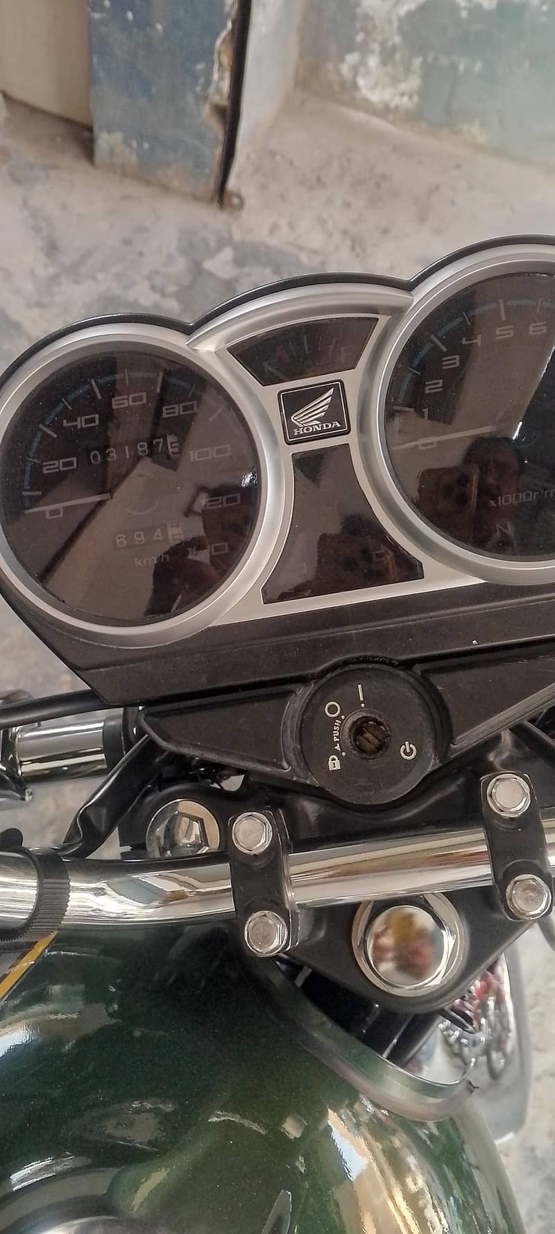 150 سی جی نیو کنڈیشن صرف تین ہزار چلی ہوئی ہے نمبر بھی لگا ہوا ہے 7