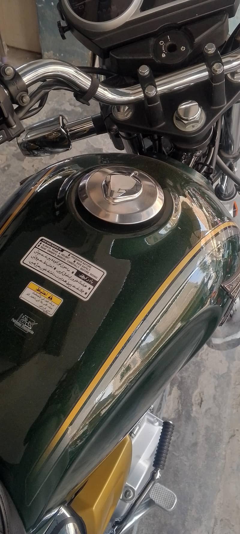 150 سی جی نیو کنڈیشن صرف تین ہزار چلی ہوئی ہے نمبر بھی لگا ہوا ہے 8