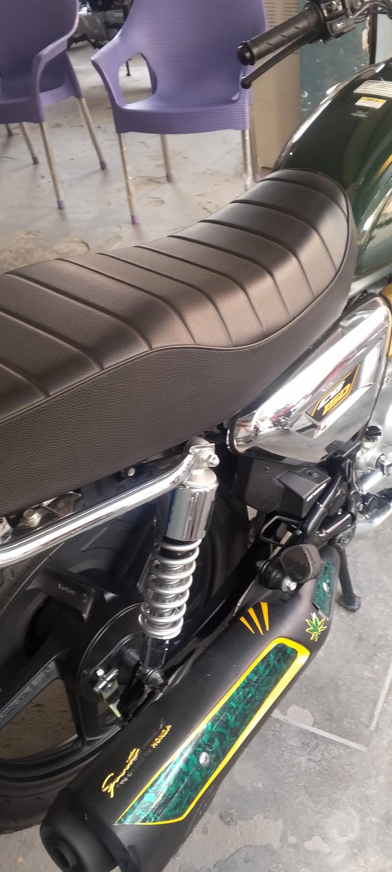 150 سی جی نیو کنڈیشن صرف تین ہزار چلی ہوئی ہے نمبر بھی لگا ہوا ہے 9