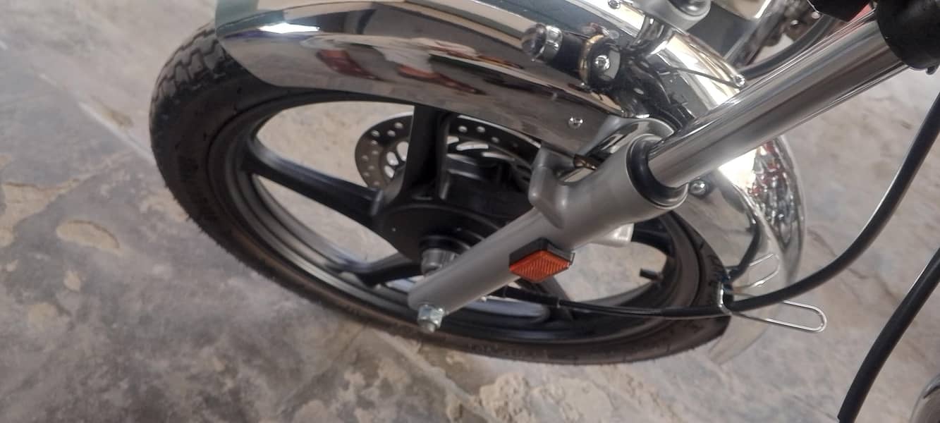 150 سی جی نیو کنڈیشن صرف تین ہزار چلی ہوئی ہے نمبر بھی لگا ہوا ہے 10