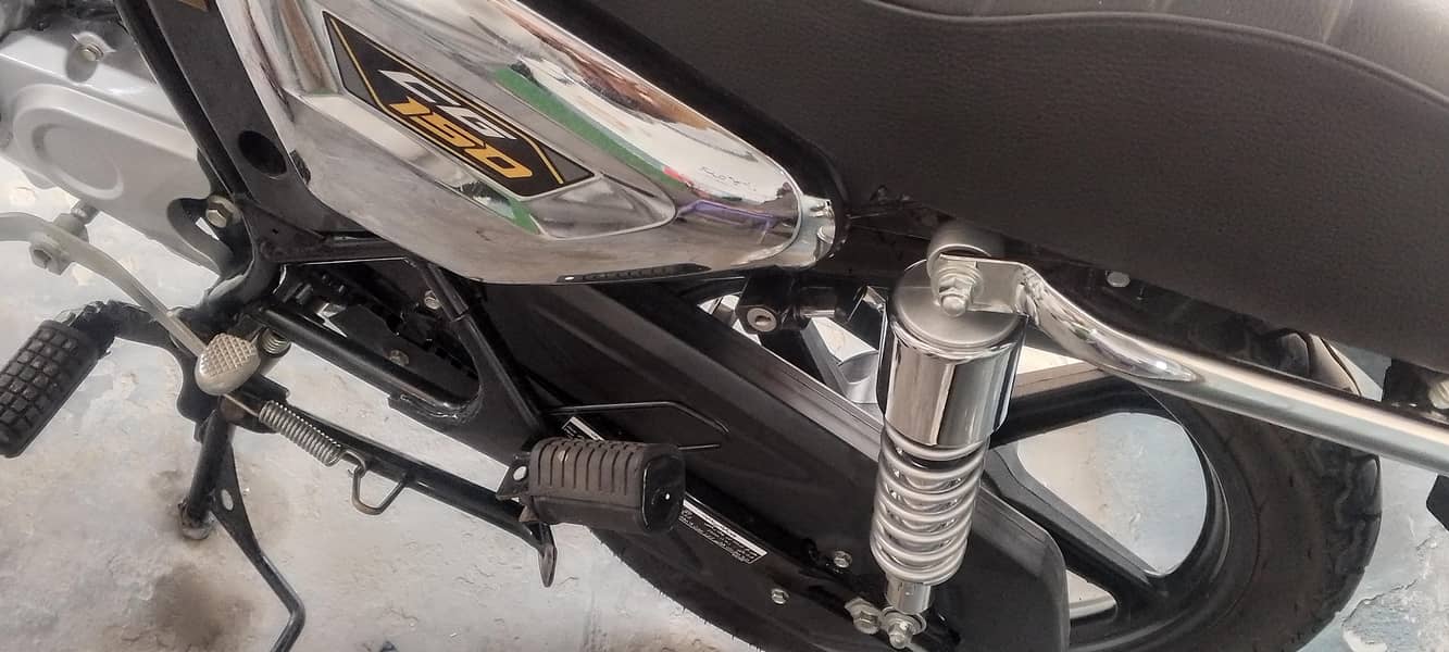 150 سی جی نیو کنڈیشن صرف تین ہزار چلی ہوئی ہے نمبر بھی لگا ہوا ہے 12